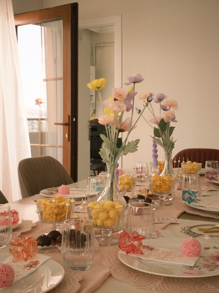 bachelorette tafel met bloemen